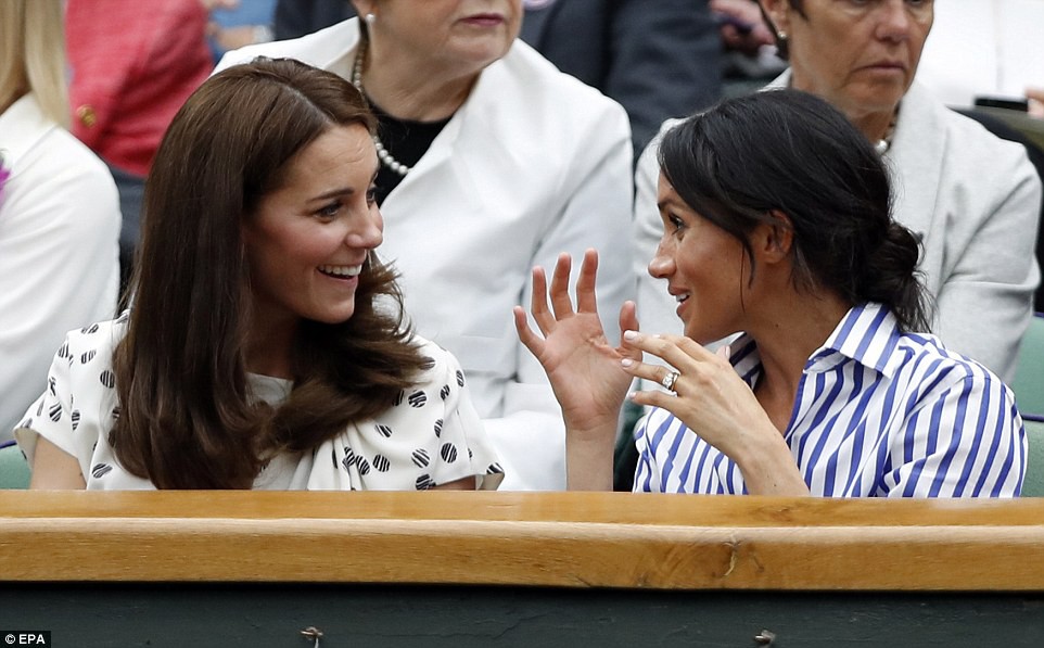 Công nương Kate và Meghan “tâm đầu ý hợp” khi lần đầu xuất hiện cùng nhau không có chồng hộ tống - Ảnh 6.