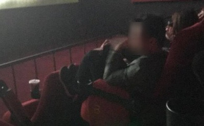 Hình ảnh cô gái kém duyên ngồi lên đùi bạn trai trong rạp chiếu phim nhận nhiềugạch đá trên MXH - Ảnh 8.