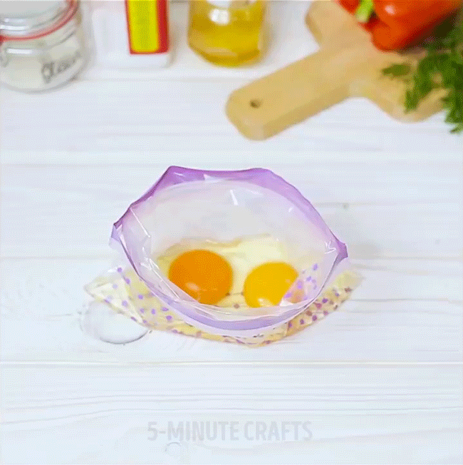 Đập trứng vào túi như thế này, chỉ 2 phút sau bạn sẽ có ngay món ăn siêu ngon không chút dầu mỡ - Ảnh 2.