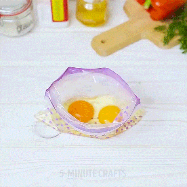 Đập trứng vào túi như thế này, chỉ 2 phút sau bạn sẽ có ngay món ăn siêu ngon không chút dầu mỡ - Ảnh 2. Đập trứng vào túi như thế này, chỉ 2 phút sau bạn sẽ có ngay món ăn siêu ngon không chút dầu mỡ - Ảnh 2.