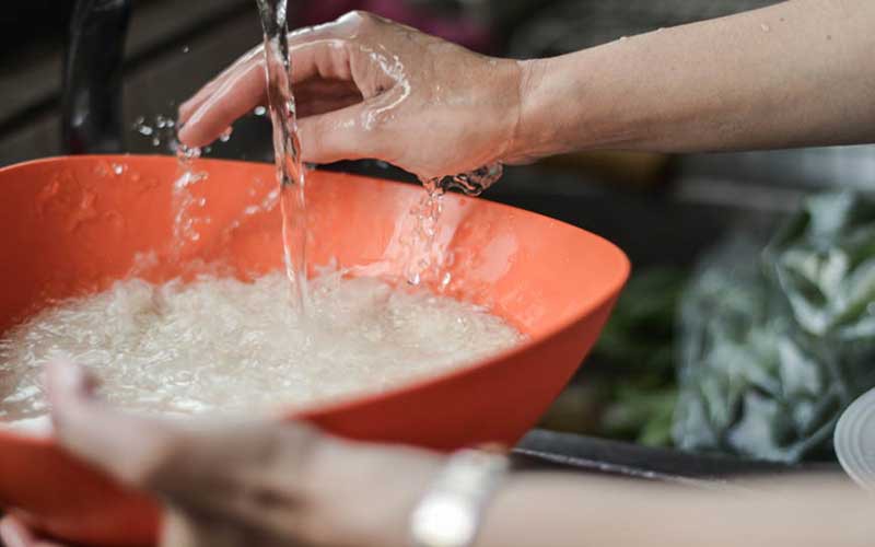 In hot weather, just follow the advice of the ancestors, wash rice with this spice, the rice will be delicious and last longer - Photo 1.