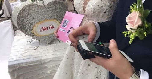 Đám cưới quẹt thẻ thay phong bì thời công nghệ:  Thiệp hồng trao tay, quẹt ngay vài lít khiến dân mạng thích thú - Ảnh 2.