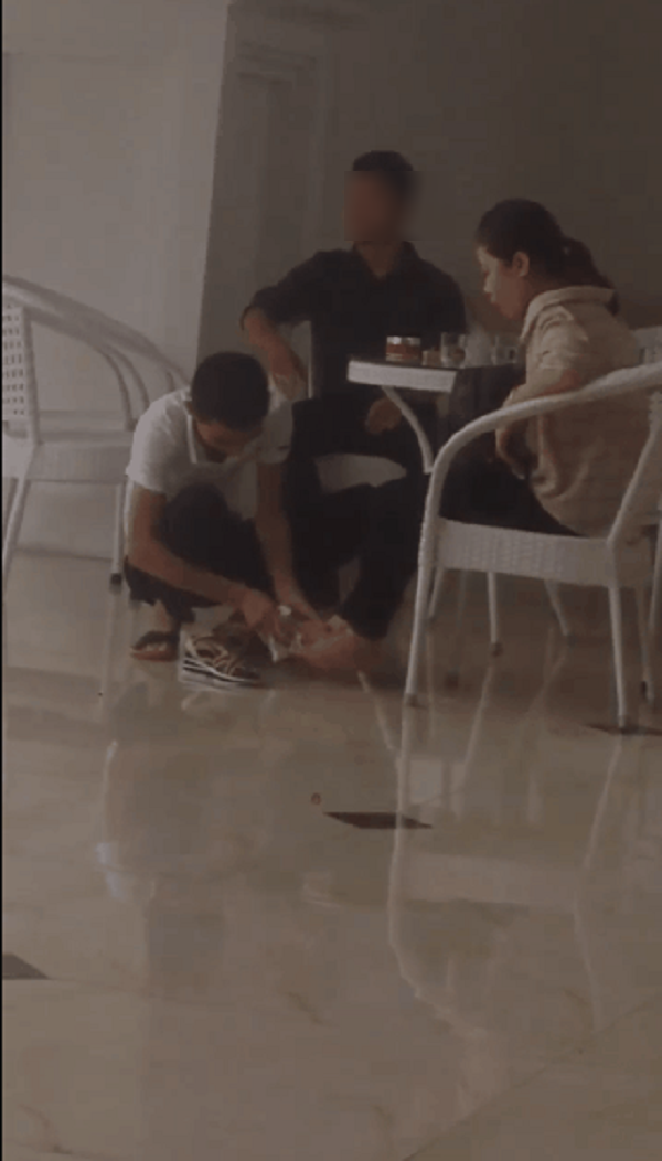 Chàng trai ngồi xổm, vừa lau dép, lau chân cho bạn gái sau khi ướt mưa gây tranh cãi - Ảnh 2. Chàng trai ngồi xổm, vừa lau dép, lau chân cho bạn gái sau khi ướt mưa gây tranh cãi - Ảnh 2.