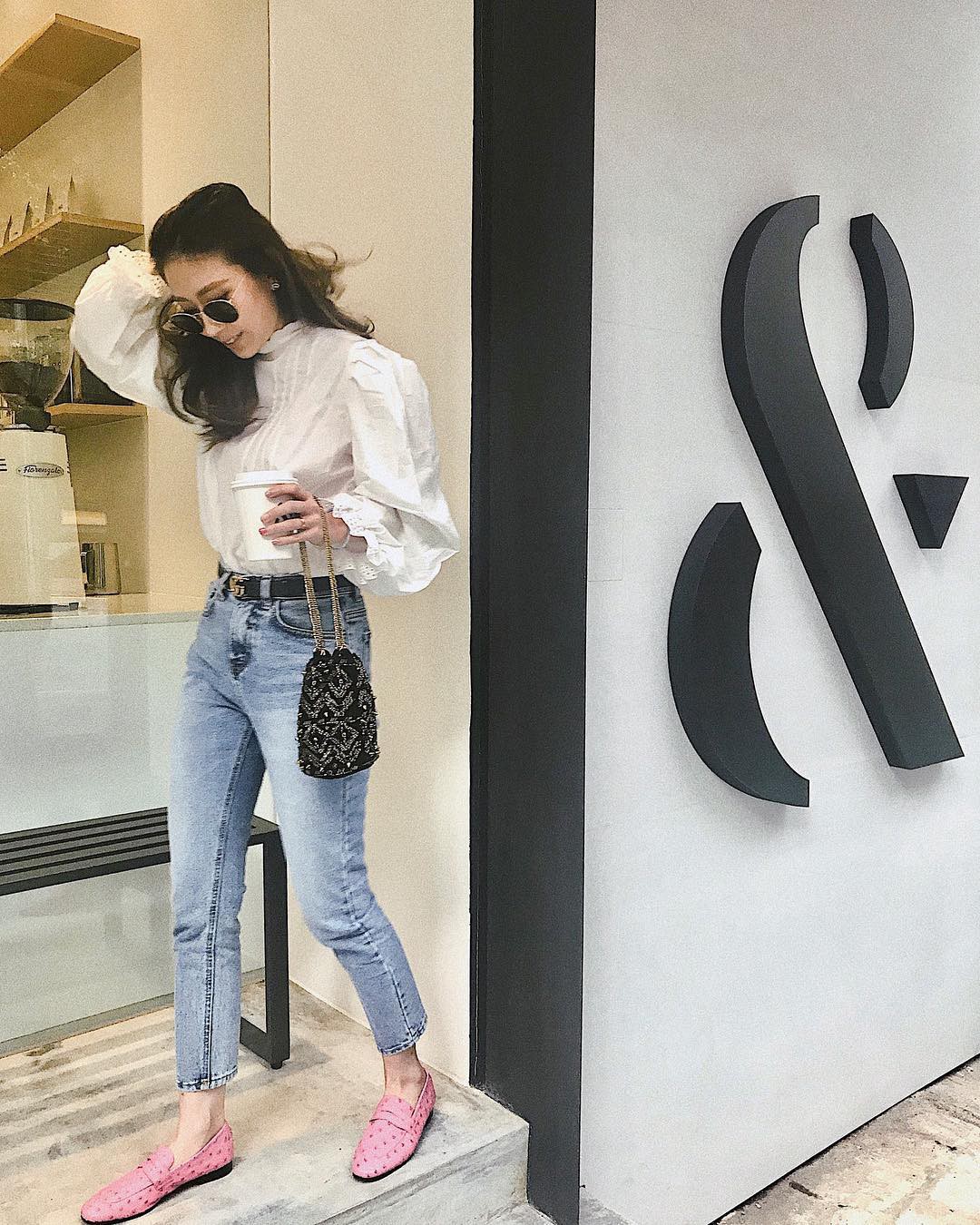 Đừng nghĩ mặc jeans là không điệu được, cứ nhìn các nàng blogger lên đồ cực xinh qua 15 set đồ này sẽ biết ngay - Ảnh 13.