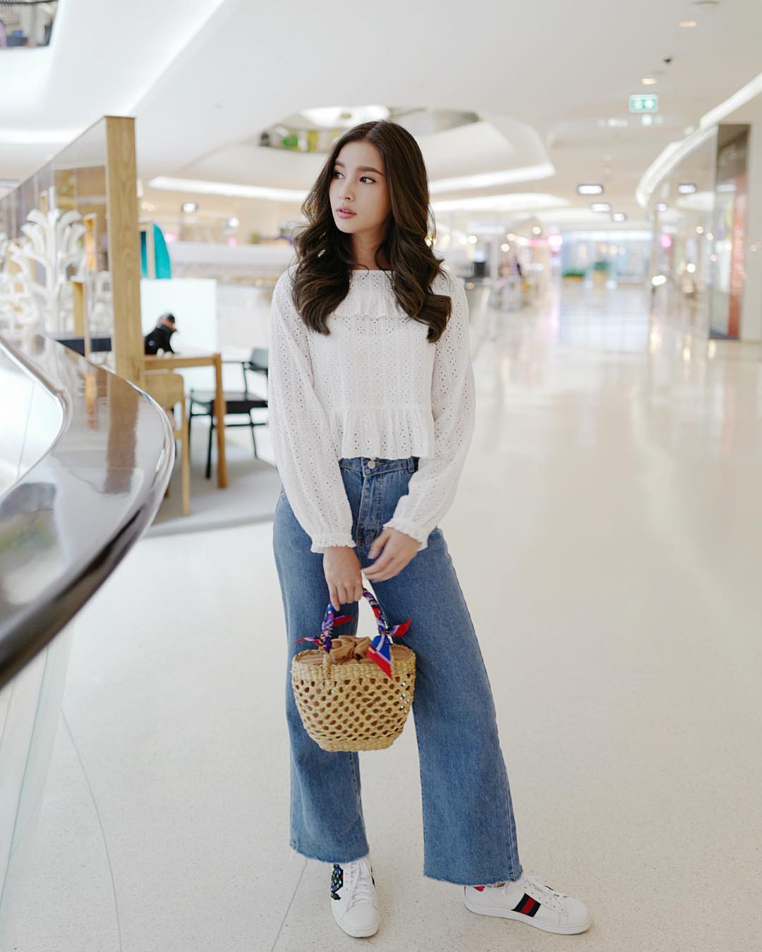 Đừng nghĩ mặc jeans là không điệu được, cứ nhìn các nàng blogger lên đồ cực xinh qua 15 set đồ này sẽ biết ngay - Ảnh 4.