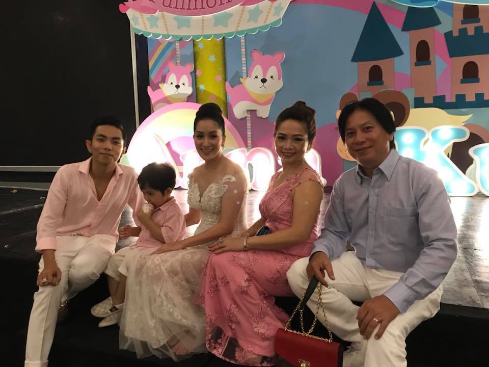 Từng bị cả nhà Phan Hiển phản đối, Khánh Thi giờ đây nhận cơn mưa lời chúc tụng từ gia đình chồng trong tiệc đầy tháng con gái nhỏ - Ảnh 1.