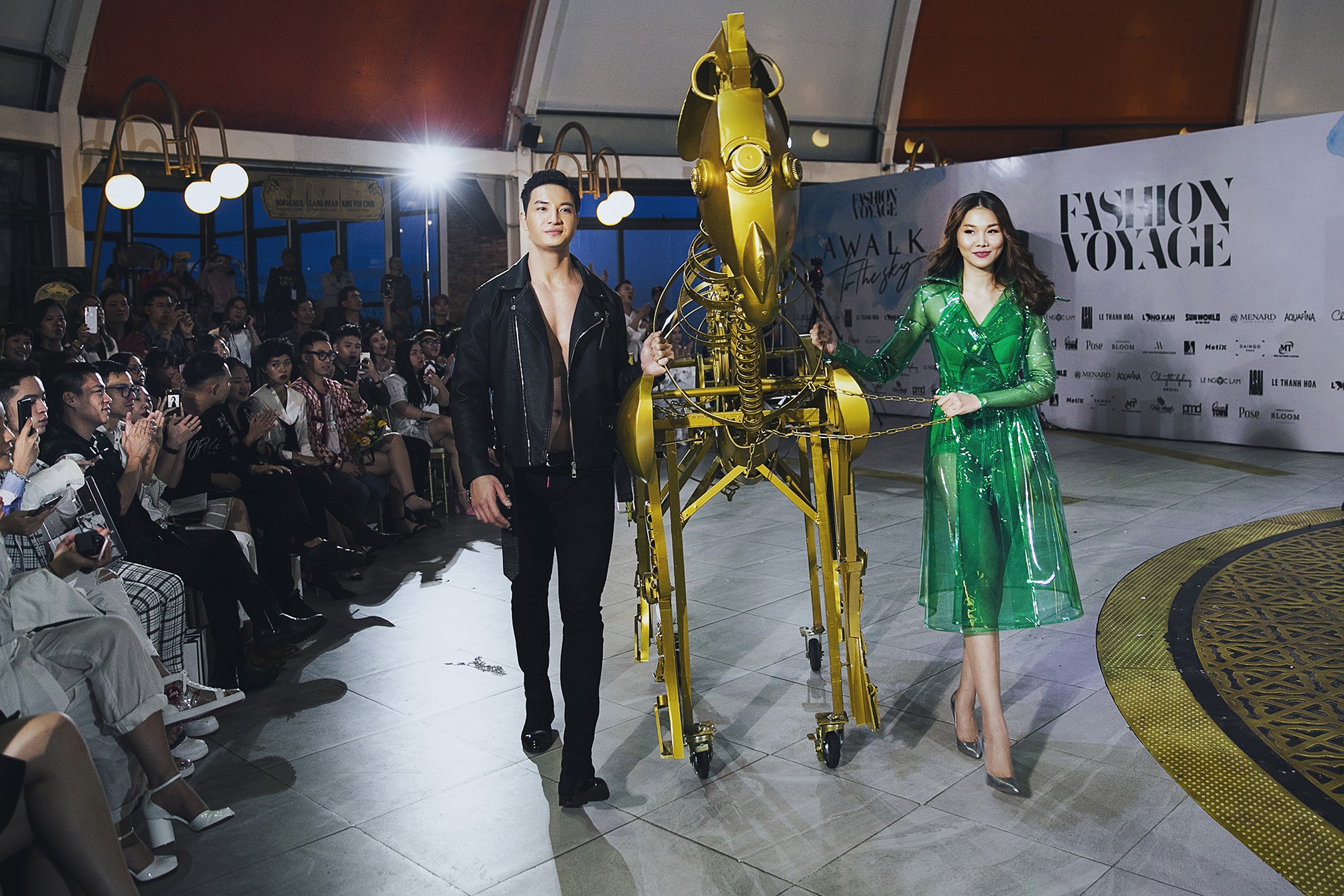 Để tránh cơn mưa tầm tã, Thanh Hằng và Hoàng Thùy phải catwalk dã chiến ngay trong phòng chờ - Ảnh 1.