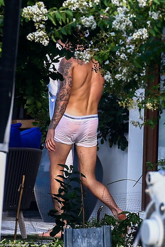 Justin Bieber lộ vòng 3 lấp ló vì mặc nội y xuống hồ bơi, phấn khích chạy nhảy đu cột sau khi đính hôn - Ảnh 3.