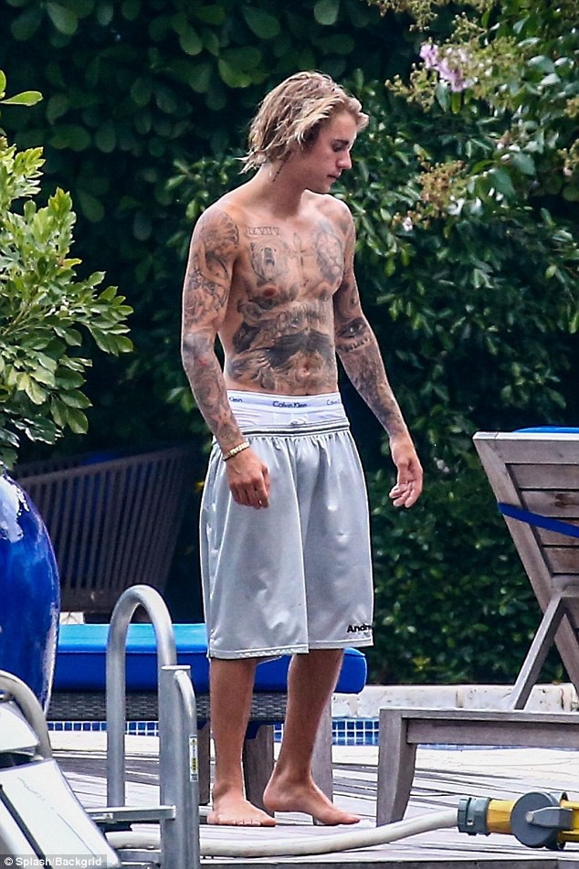 Justin Bieber lộ vòng 3 lấp ló vì mặc nội y xuống hồ bơi, phấn khích chạy nhảy đu cột sau khi đính hôn - Ảnh 6.