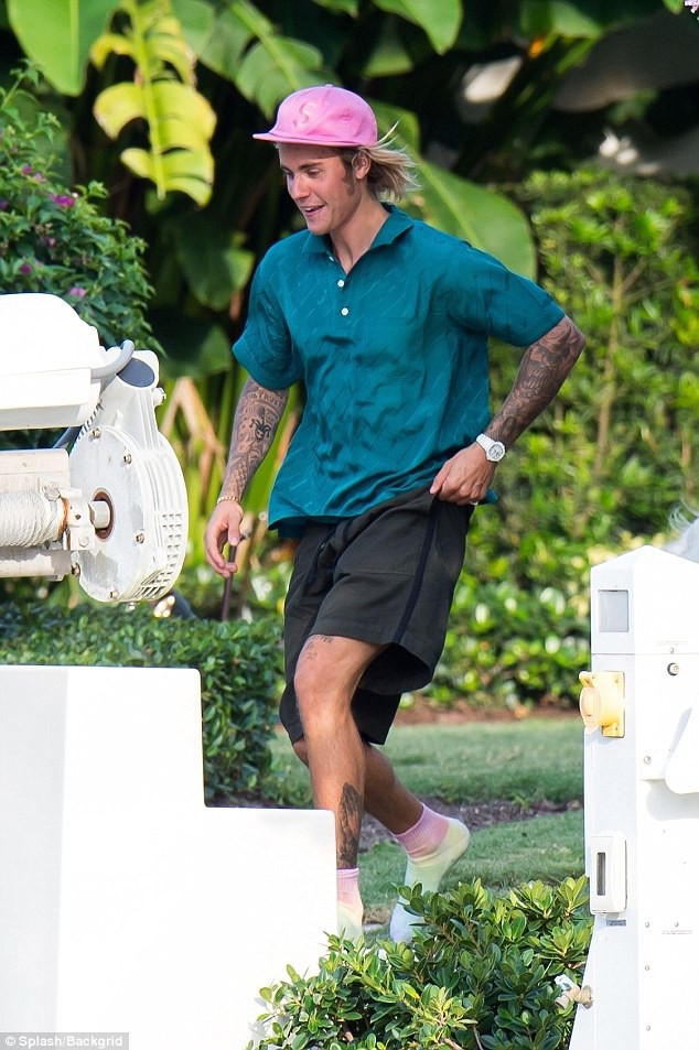 Justin Bieber lộ vòng 3 lấp ló vì mặc nội y xuống hồ bơi, phấn khích chạy nhảy đu cột sau khi đính hôn - Ảnh 7.
