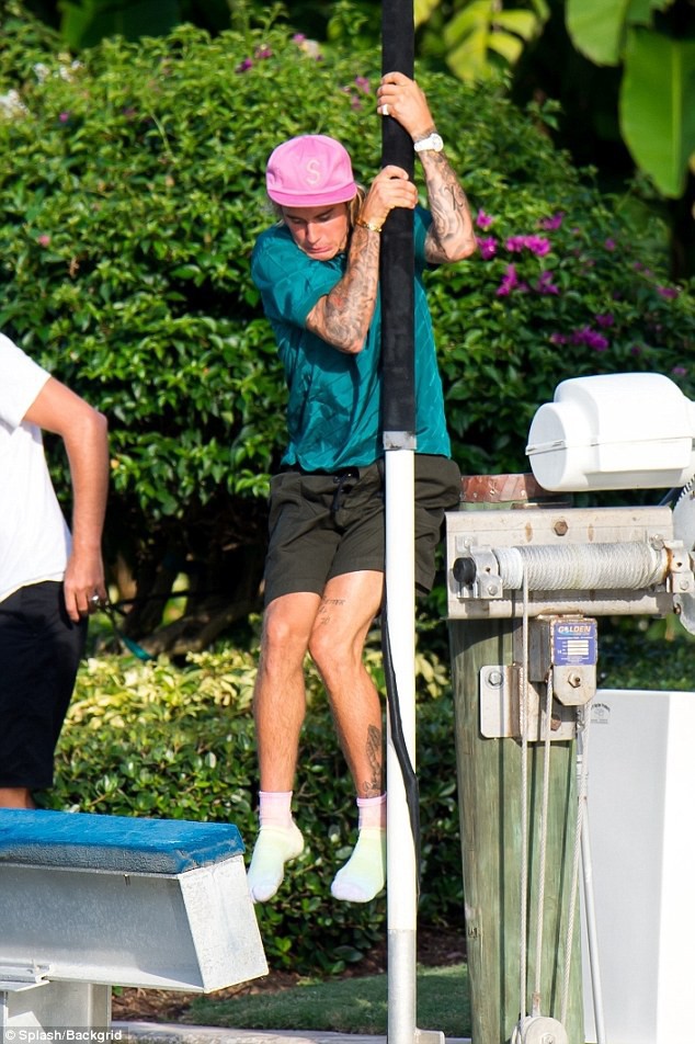 Justin Bieber lộ vòng 3 lấp ló vì mặc nội y xuống hồ bơi, phấn khích chạy nhảy đu cột sau khi đính hôn - Ảnh 8.