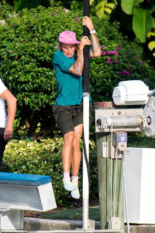 Justin Bieber lộ vòng 3 lấp ló vì mặc nội y xuống hồ bơi, phấn khích chạy nhảy đu cột sau khi đính hôn - Ảnh 9. Justin Bieber lộ vòng 3 lấp ló vì mặc nội y xuống hồ bơi, phấn khích chạy nhảy đu cột sau khi đính hôn - Ảnh 9.