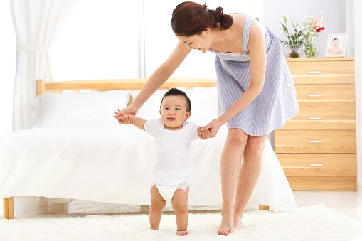 Sự phát triển của trẻ sơ sinh trong 12 tháng đầu đời khiến ai cũng kinh ngạc - Ảnh 4.