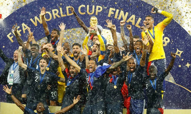 Cơn mưa như trút sau trận chung kết World Cup 2018: Người Pháp vỡ òa vì hạnh phúc, dân Croatia buồn càng thêm buồn - Ảnh 1.