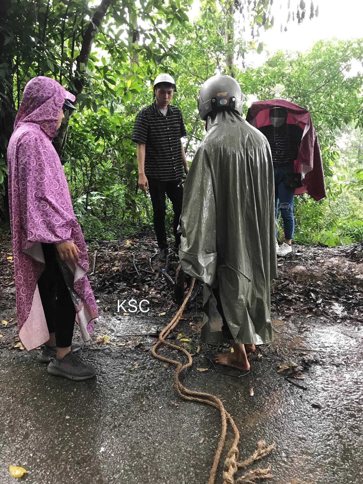 Xe ga mất phanh khi đang đổ đèo ở Ba Vì, đôi bạn trẻ liều mình lao vào gốc cây để thoát nạn - Ảnh 3.