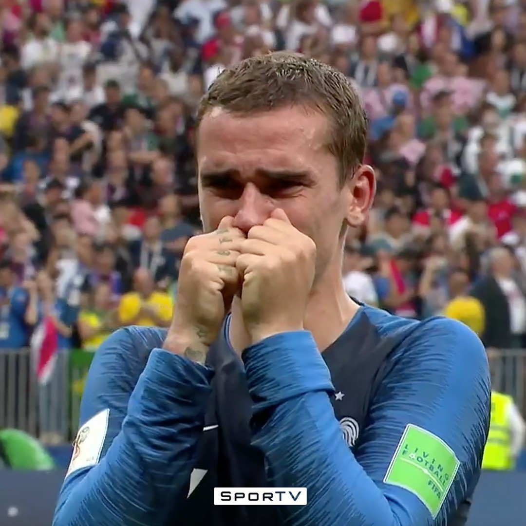Cơn mưa như trút sau trận chung kết World Cup 2018: Người Pháp vỡ òa vì hạnh phúc, dân Croatia buồn càng thêm buồn - Ảnh 3.