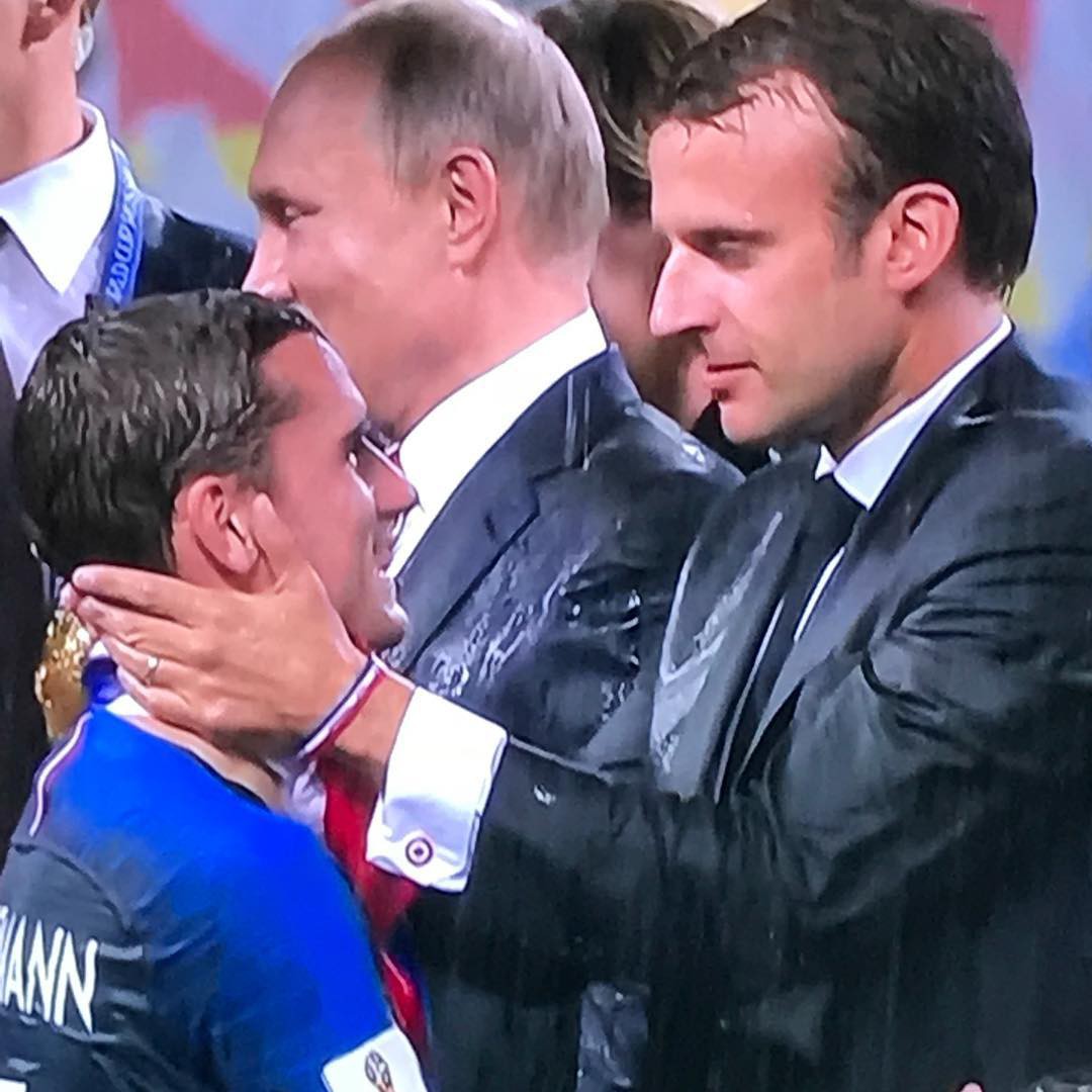 Cơn mưa như trút sau trận chung kết World Cup 2018: Người Pháp vỡ òa vì hạnh phúc, dân Croatia buồn càng thêm buồn - Ảnh 8.