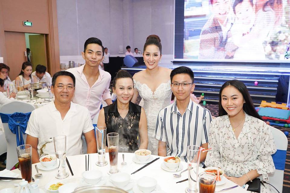Vợ chồng Khánh Thi - Phan Hiển thuê khách sạn sang trọng, mở tiệc hoành tráng để mừng hai con yêu - Ảnh 3. Vợ chồng Khánh Thi - Phan Hiển thuê khách sạn sang trọng, mở tiệc hoành tráng để mừng hai con yêu - Ảnh 3.