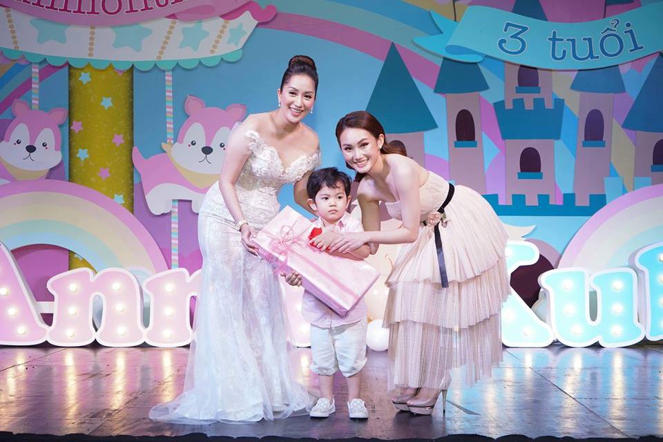 Vợ chồng Khánh Thi - Phan Hiển thuê khách sạn sang trọng, mở tiệc hoành tráng để mừng hai con yêu - Ảnh 4. Vợ chồng Khánh Thi - Phan Hiển thuê khách sạn sang trọng, mở tiệc hoành tráng để mừng hai con yêu - Ảnh 4.