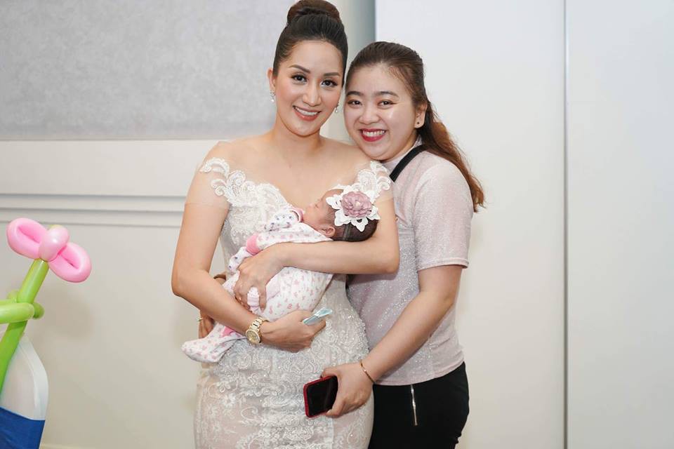 Vợ chồng Khánh Thi - Phan Hiển thuê khách sạn sang trọng, mở tiệc hoành tráng để mừng hai con yêu - Ảnh 6. Vợ chồng Khánh Thi - Phan Hiển thuê khách sạn sang trọng, mở tiệc hoành tráng để mừng hai con yêu - Ảnh 6.