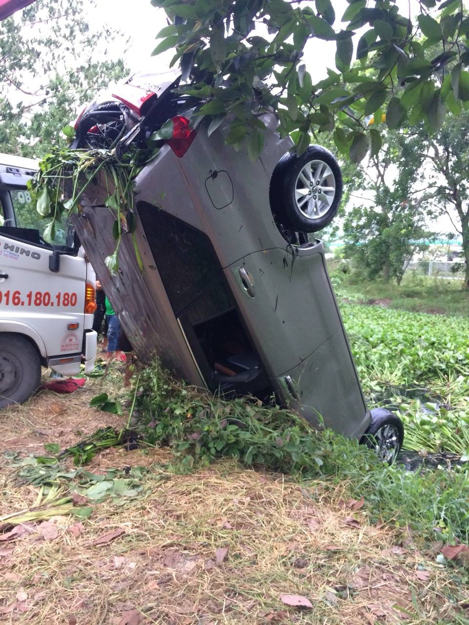 TP.HCM: Không có bằng lái điều khiển ô tô 7 chỗ, người đàn ông trung niên tông chết người rồi lao xuống kênh - Ảnh 1.