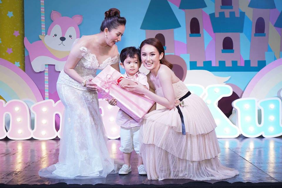 Vợ chồng Khánh Thi - Phan Hiển thuê khách sạn sang trọng, mở tiệc hoành tráng để mừng hai con yêu - Ảnh 8. Vợ chồng Khánh Thi - Phan Hiển thuê khách sạn sang trọng, mở tiệc hoành tráng để mừng hai con yêu - Ảnh 8.