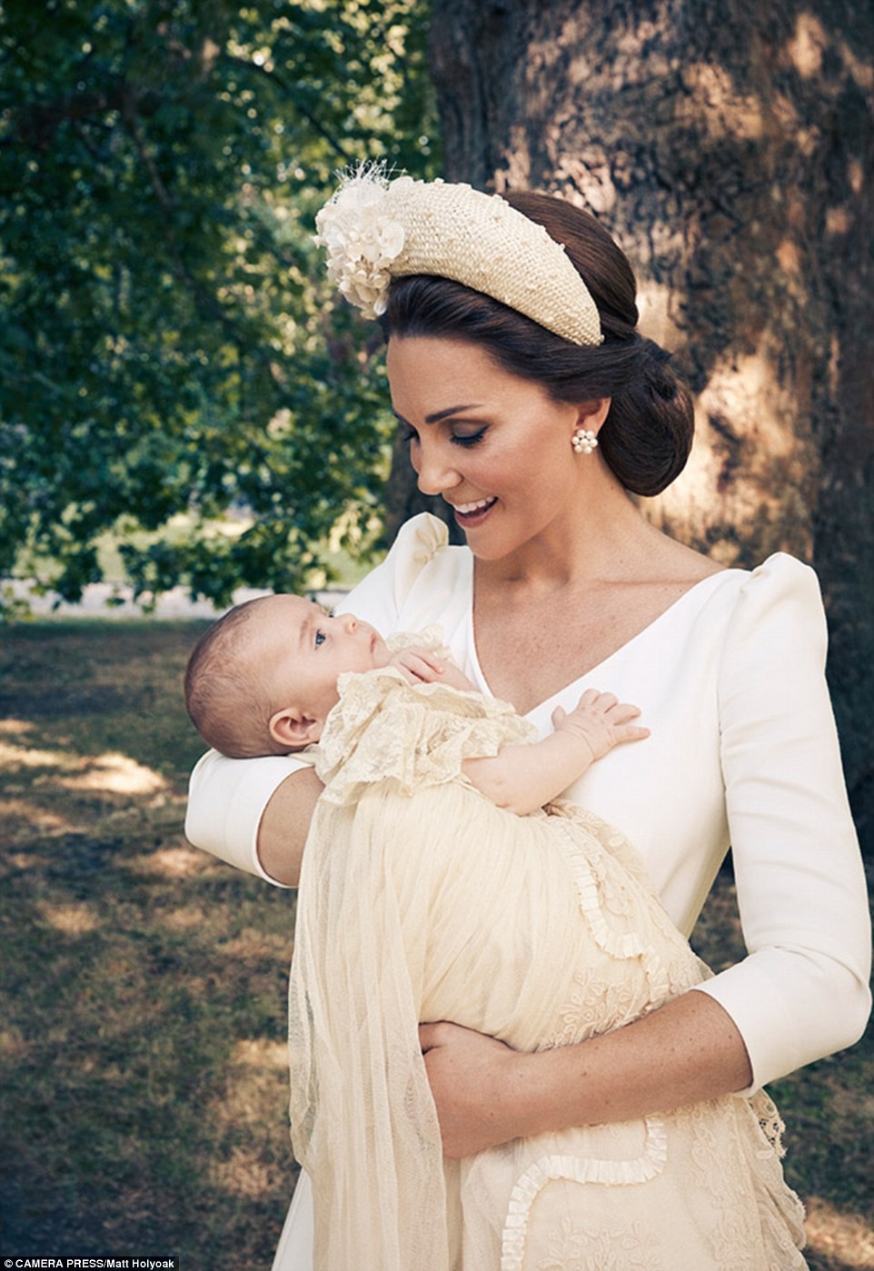 Công bố ảnh chính thức lễ rửa tội Hoàng tử Louis: Gia đình William - Kate hạnh phúc rạng ngời, nhà ngoại đẹp lấn át thông gia bên nội - Ảnh 2.