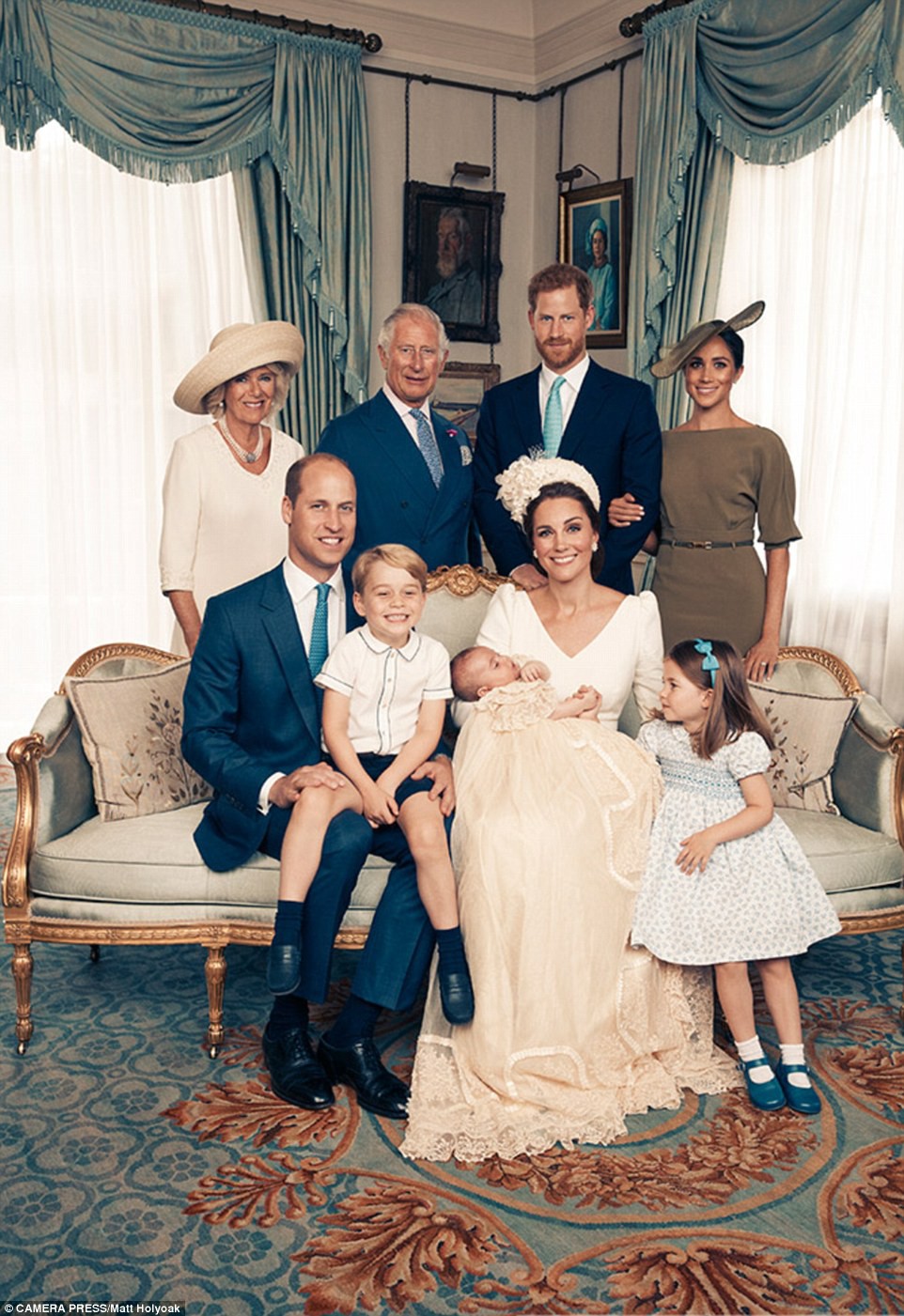 Meghan Markle bị cho là thích chơi trội khi diện váy lệch tông hoàn toàn so với Kate Middleton và mẹ chồng trong ảnh tập thể - Ảnh 1.