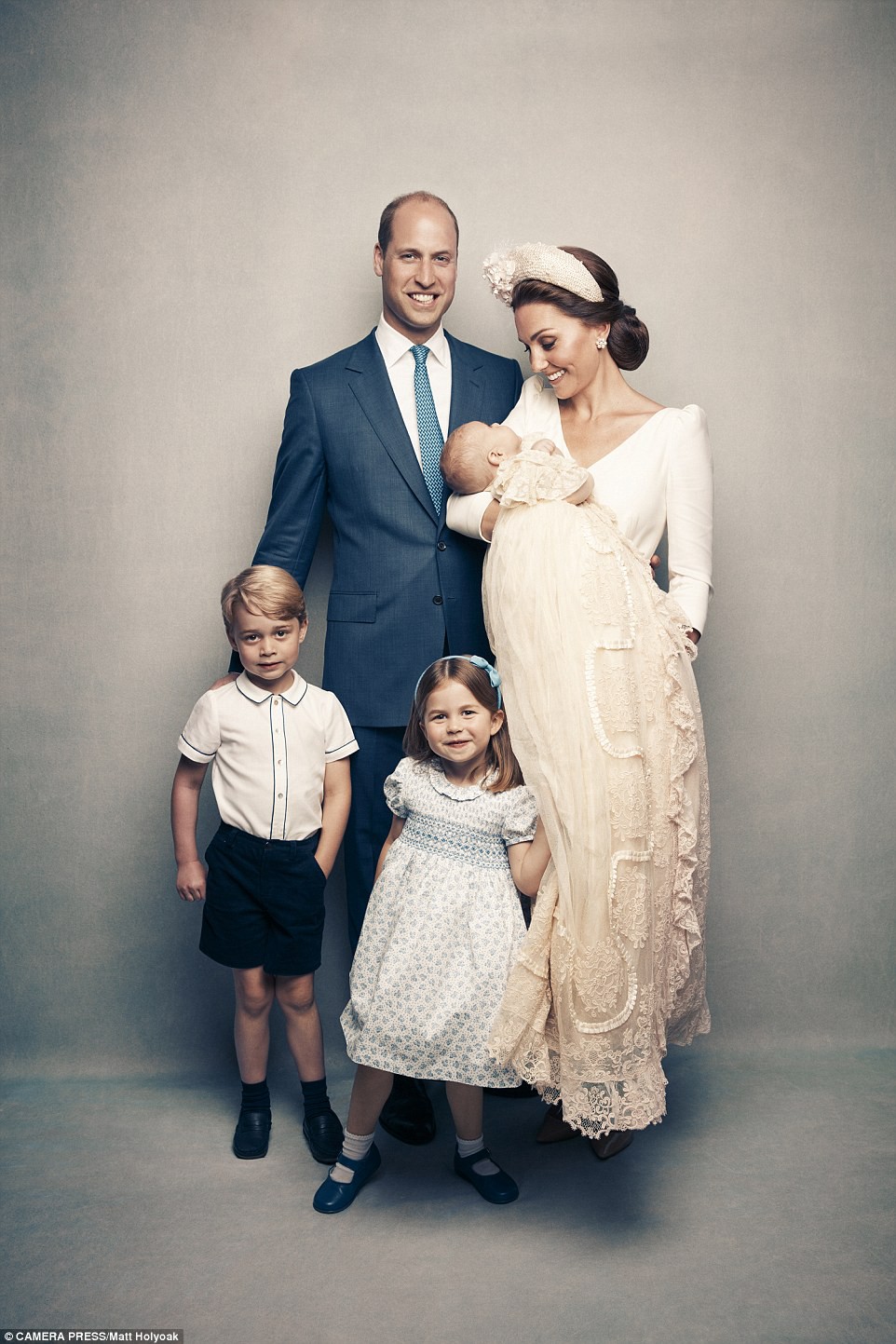 Công bố ảnh chính thức lễ rửa tội Hoàng tử Louis: Gia đình William - Kate hạnh phúc rạng ngời, nhà ngoại đẹp lấn át thông gia bên nội - Ảnh 3.