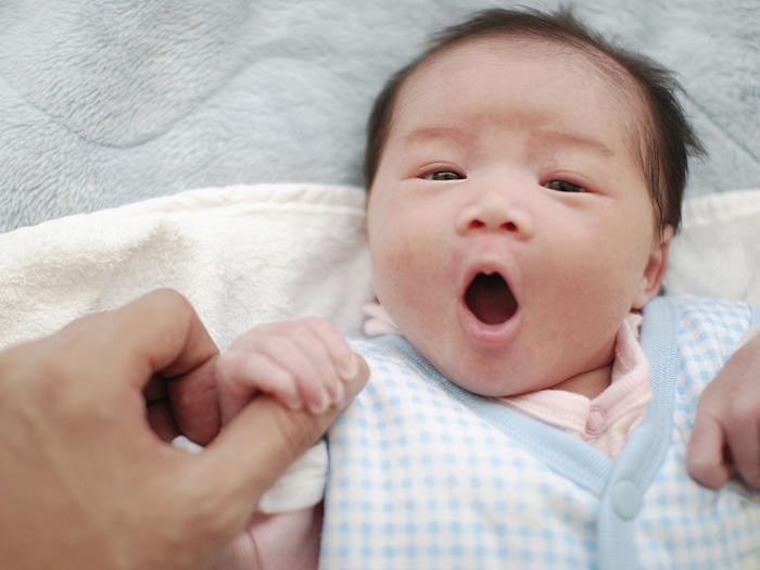 Sự phát triển của trẻ sơ sinh trong 12 tháng đầu đời khiến ai cũng kinh ngạc - Ảnh 1.