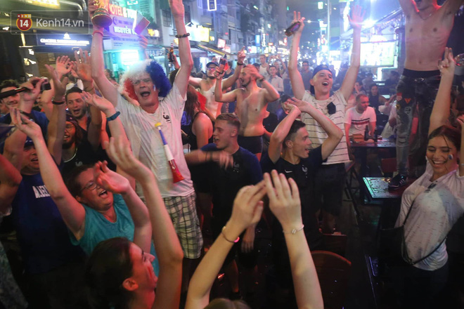 Nữ CĐV ở Sài Gòn cởi đồ, hò hét ăn mừng xuyên đêm tại phố Tây Bùi Viện khi Pháp vô địch World Cup sau 20 năm - Ảnh 2.