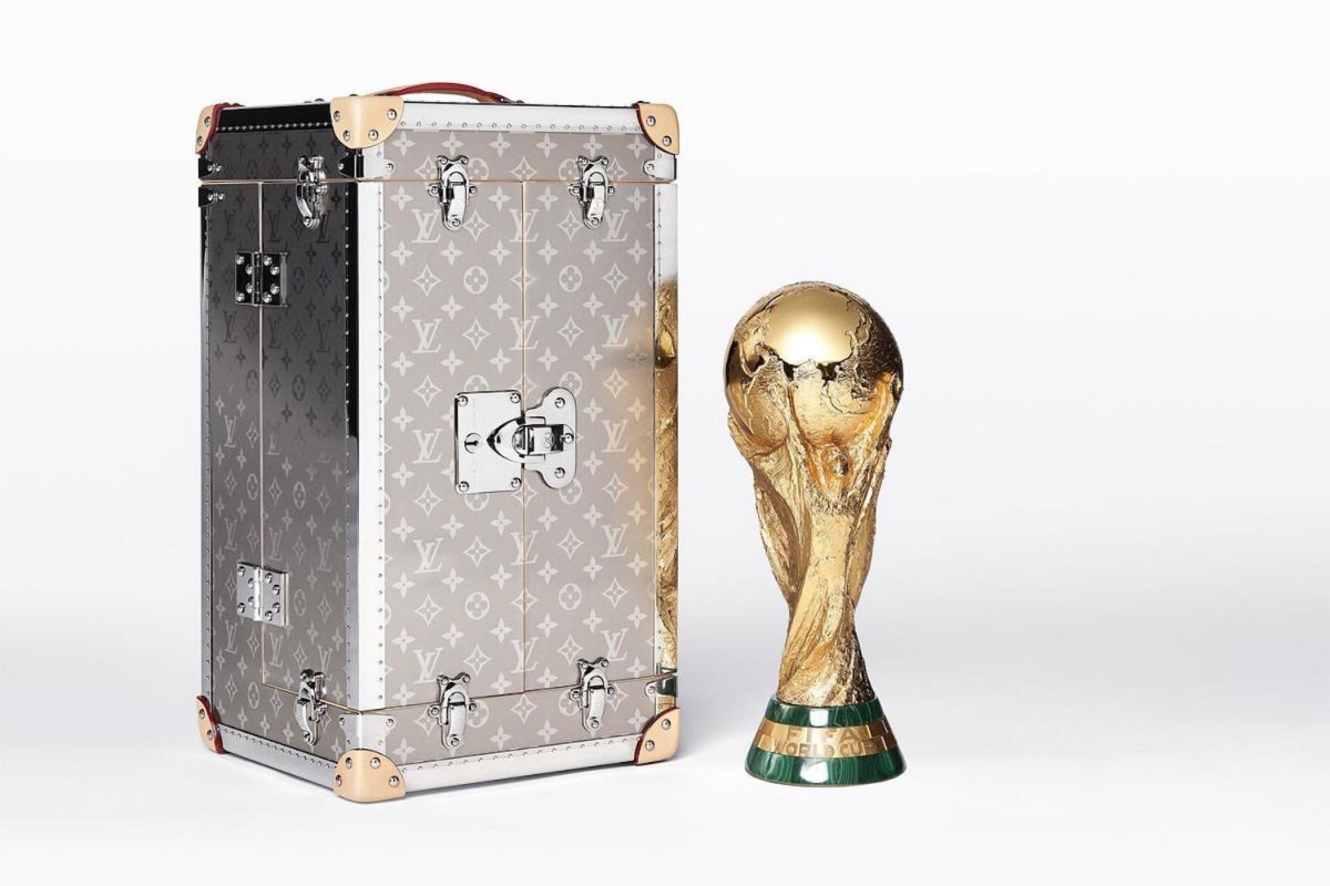 Trước khi đến tay đội vô địch, cúp vàng danh giá của World Cup 2018 được đặt trong vali Louis Vuitton sang chảnh nhường này - Ảnh 3.