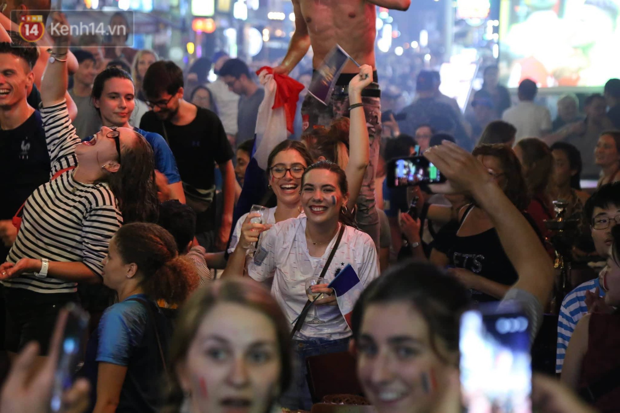 Nữ CĐV ở Sài Gòn cởi đồ, hò hét ăn mừng xuyên đêm tại phố Tây Bùi Viện khi Pháp vô địch World Cup sau 20 năm - Ảnh 8.