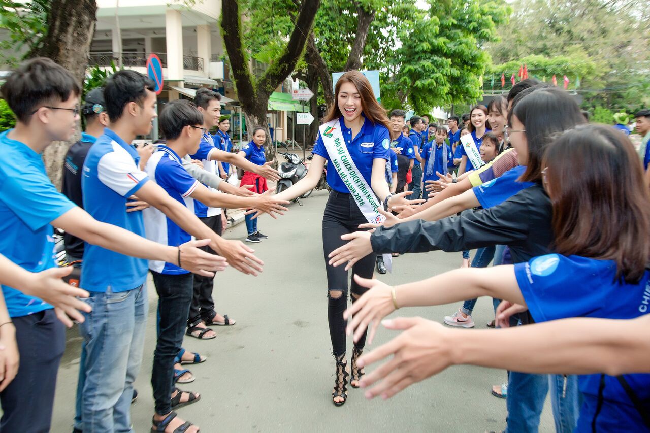 Á hậu Lệ Hằng, Tường Linh vẫn xinh đẹp hút hồn dù chỉ mặc áo xanh tình nguyện - Ảnh 10.