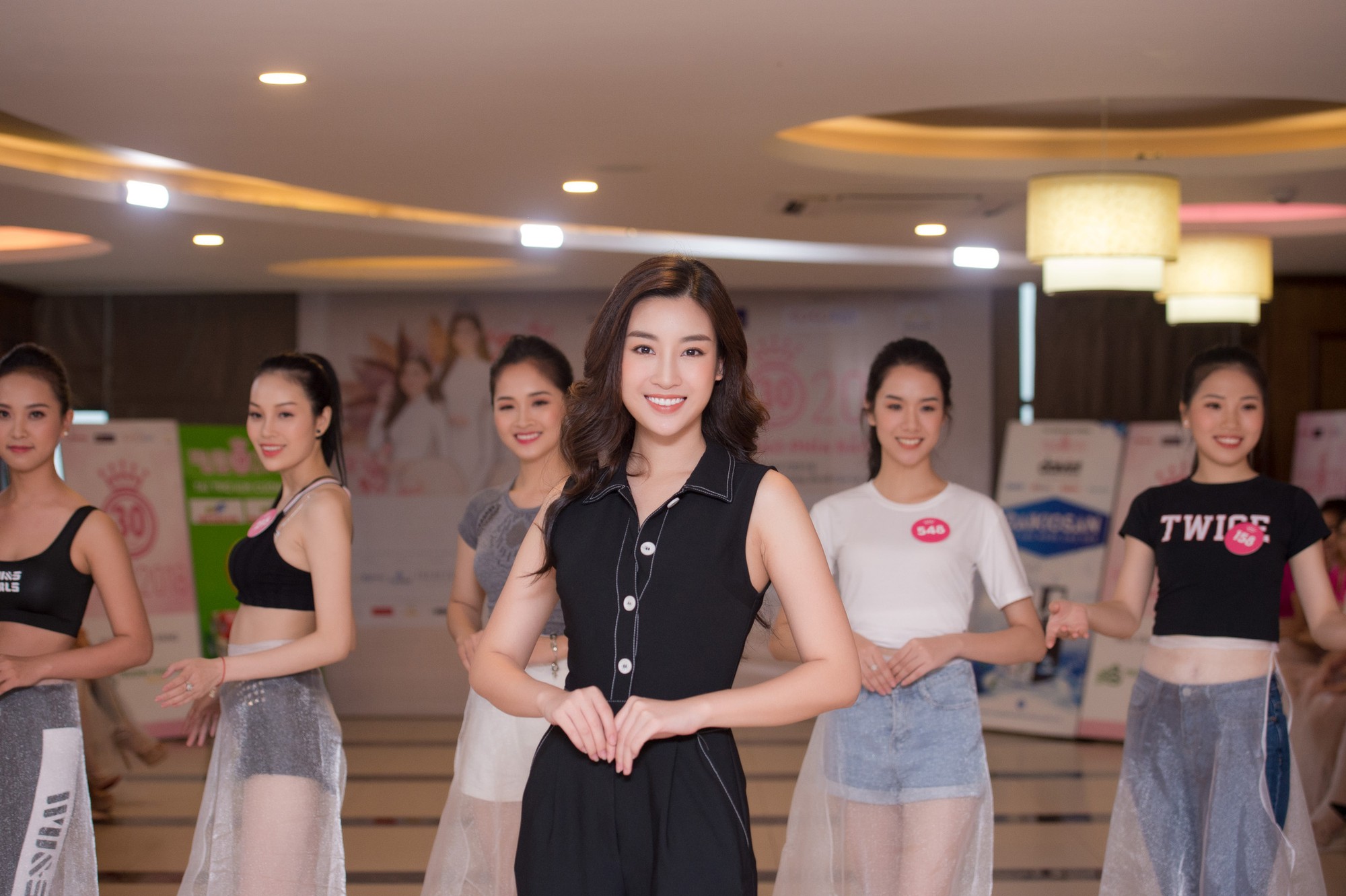 Đi giày cao gót khủng, Đỗ Mỹ Linh tự tin thị phạm catwalk cho thí sinh HHVN 2018 - Ảnh 5.