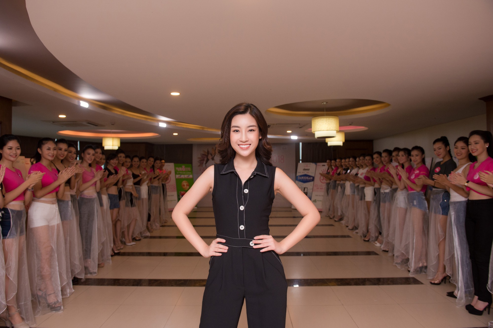 Đi giày cao gót khủng, Đỗ Mỹ Linh tự tin thị phạm catwalk cho thí sinh HHVN 2018 - Ảnh 9.