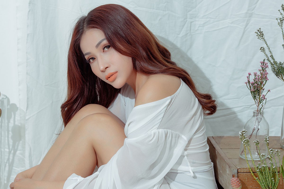 Diện váy cắt xẻ táo bạo, Nàng Mèo Khả Như quyến rũ hút ánh nhìn - Ảnh 6. Diện váy cắt xẻ táo bạo, Nàng Mèo Khả Như quyến rũ hút ánh nhìn - Ảnh 6.