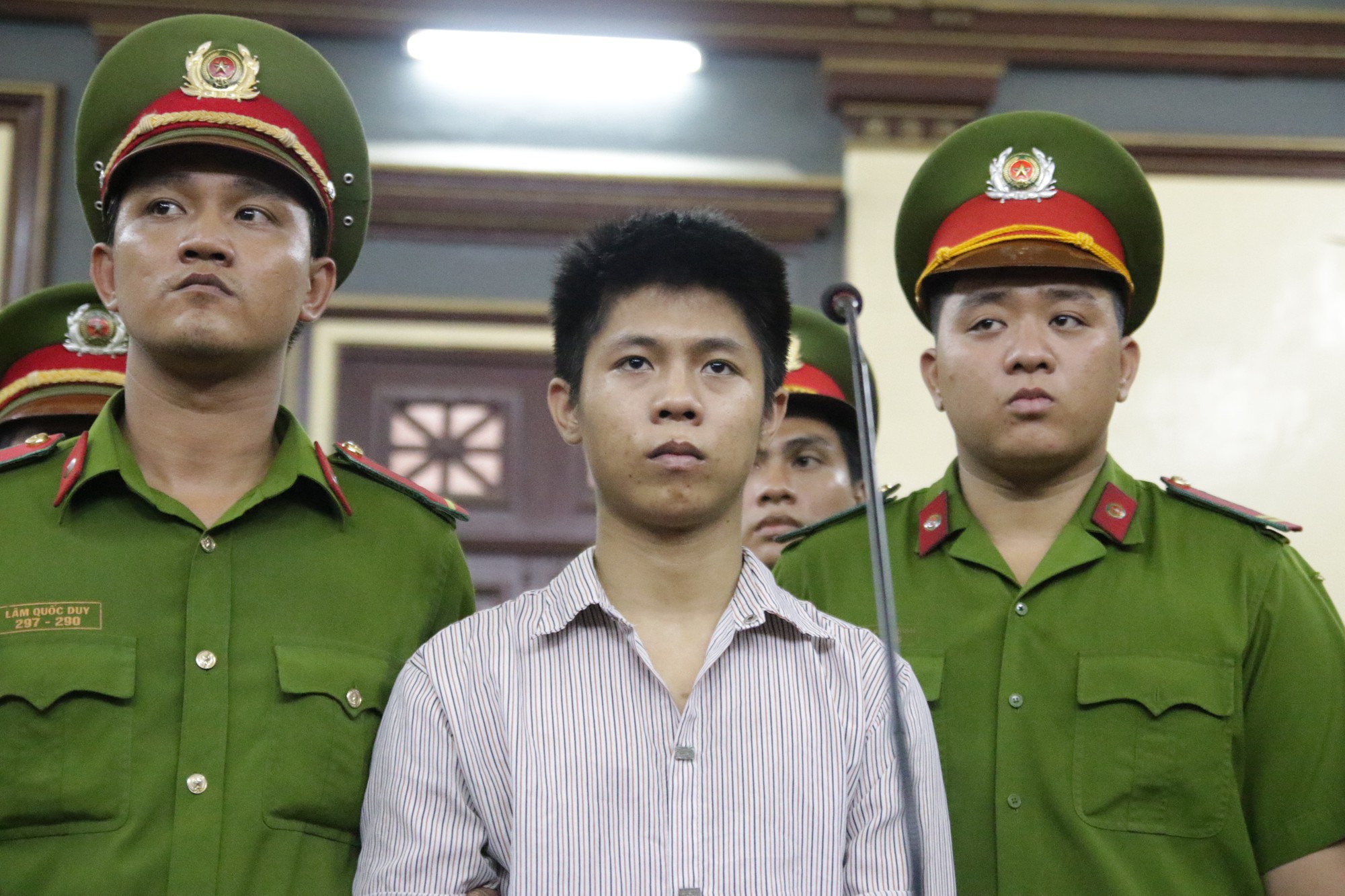 Bà nội bé gái bị tạt axit năm 7 tuổi vì mẹ giật chồng người khác: Tôi muốn xin đôi mắt của tử tù Nguyễn Hữu Tình để cứu cháu - Ảnh 4. Bà nội bé gái bị tạt axit năm 7 tuổi vì mẹ giật chồng người khác: Tôi muốn xin đôi mắt của tử tù Nguyễn Hữu Tình để cứu cháu - Ảnh 4.