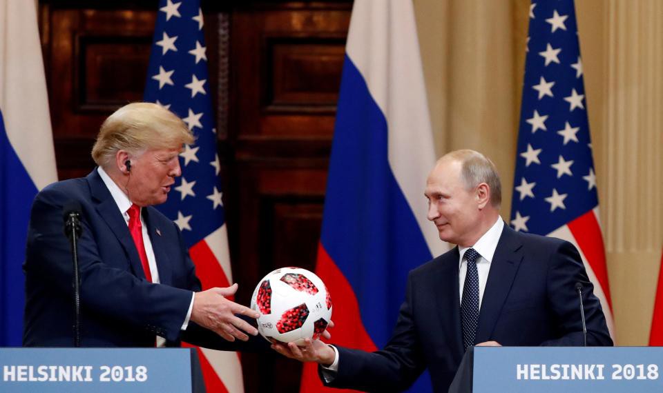 Ông Trump gây bất ngờ khi tung cho vợ quả bóng World Cup được Tổng thống Nga tặng trong họp báo - Ảnh 1.