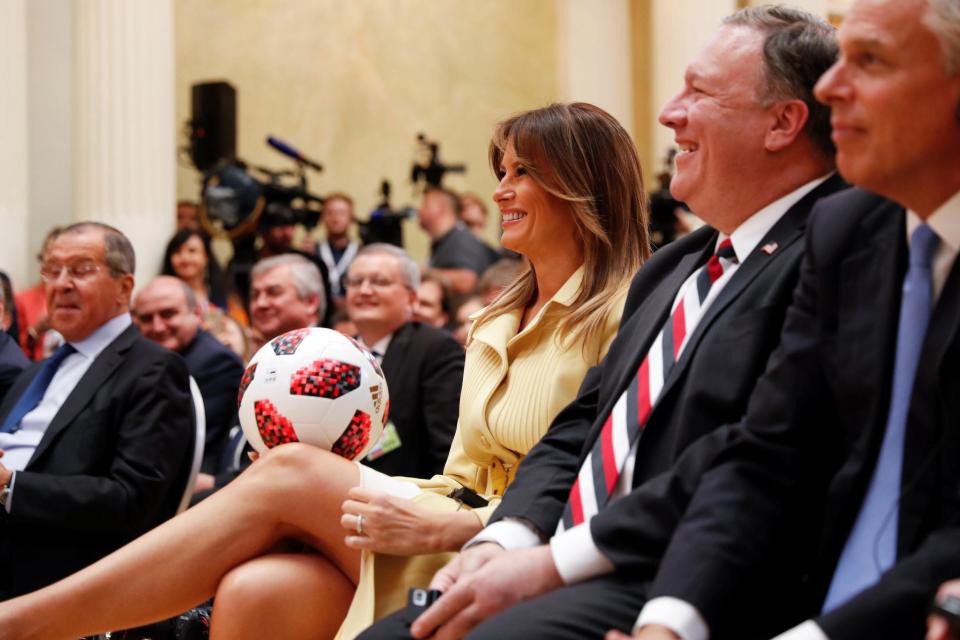 Ông Trump gây bất ngờ khi tung cho vợ quả bóng World Cup được Tổng thống Nga tặng trong họp báo - Ảnh 4.