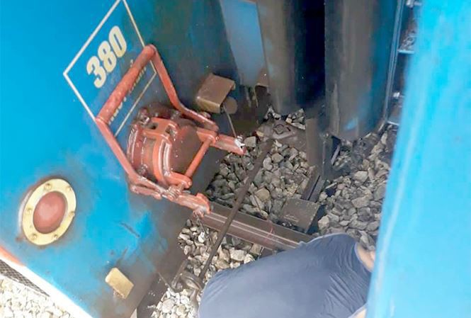 Đường sắt lại gặp sự cố, đo&agrave;n t&agrave;u đứt l&agrave;m đ&ocirc;i - Ảnh 1.