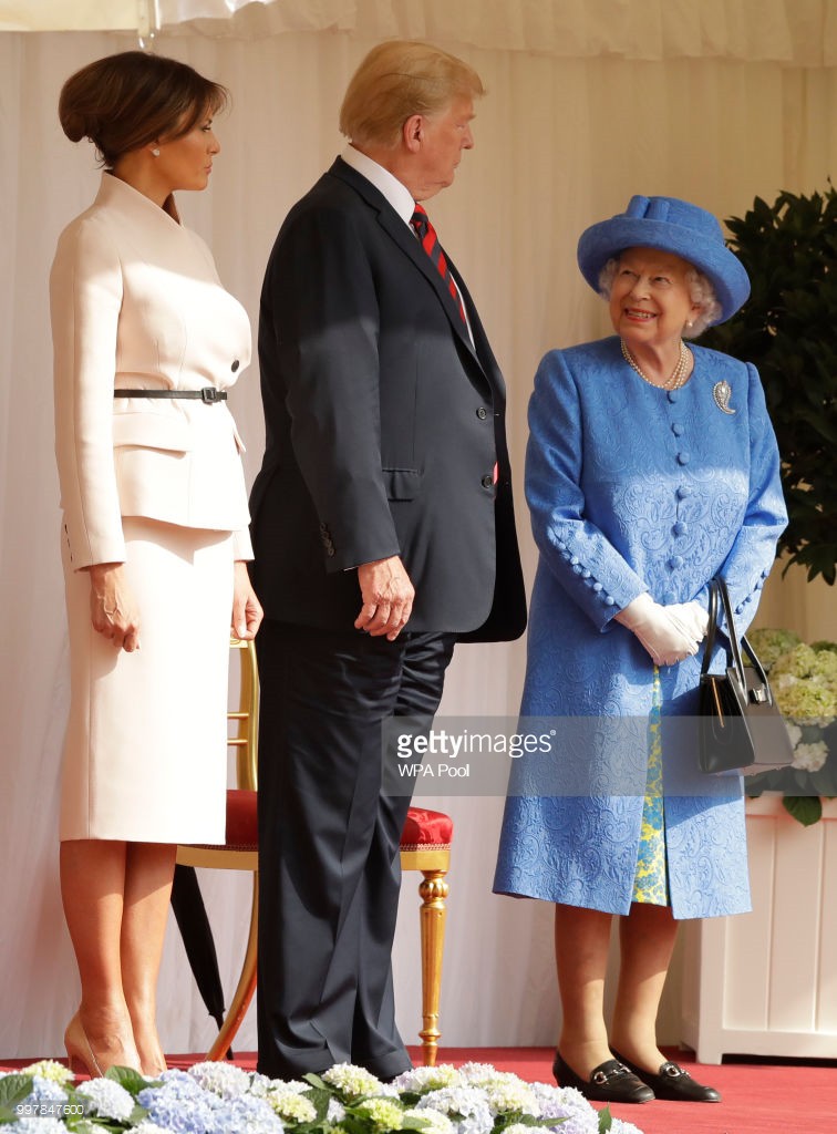 Đón tiếp Tổng thống Donald Trump, Nữ hoàng Anh đã chọn những món trang sức cài áo có ý nghĩa vô cùng đặc biệt - Ảnh 2.