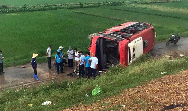 Hà Nội: Hành khách la hét khi xe khách mất lái trên cao tốc, bay qua dải phân cách - Ảnh 1.