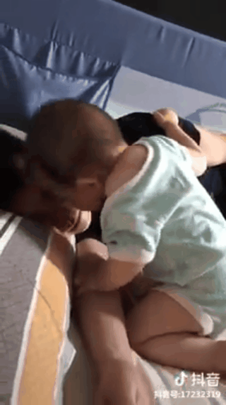 Hôn bố tới tấp đến khi tỉnh mới thôi, đồng hồ báo thức hiệu “con gái cưng” chính là niềm hạnh phúc ngọt ngào nhất - Ảnh 2. Hôn bố tới tấp đến khi tỉnh mới thôi, đồng hồ báo thức hiệu “con gái cưng” chính là niềm hạnh phúc ngọt ngào nhất - Ảnh 2.