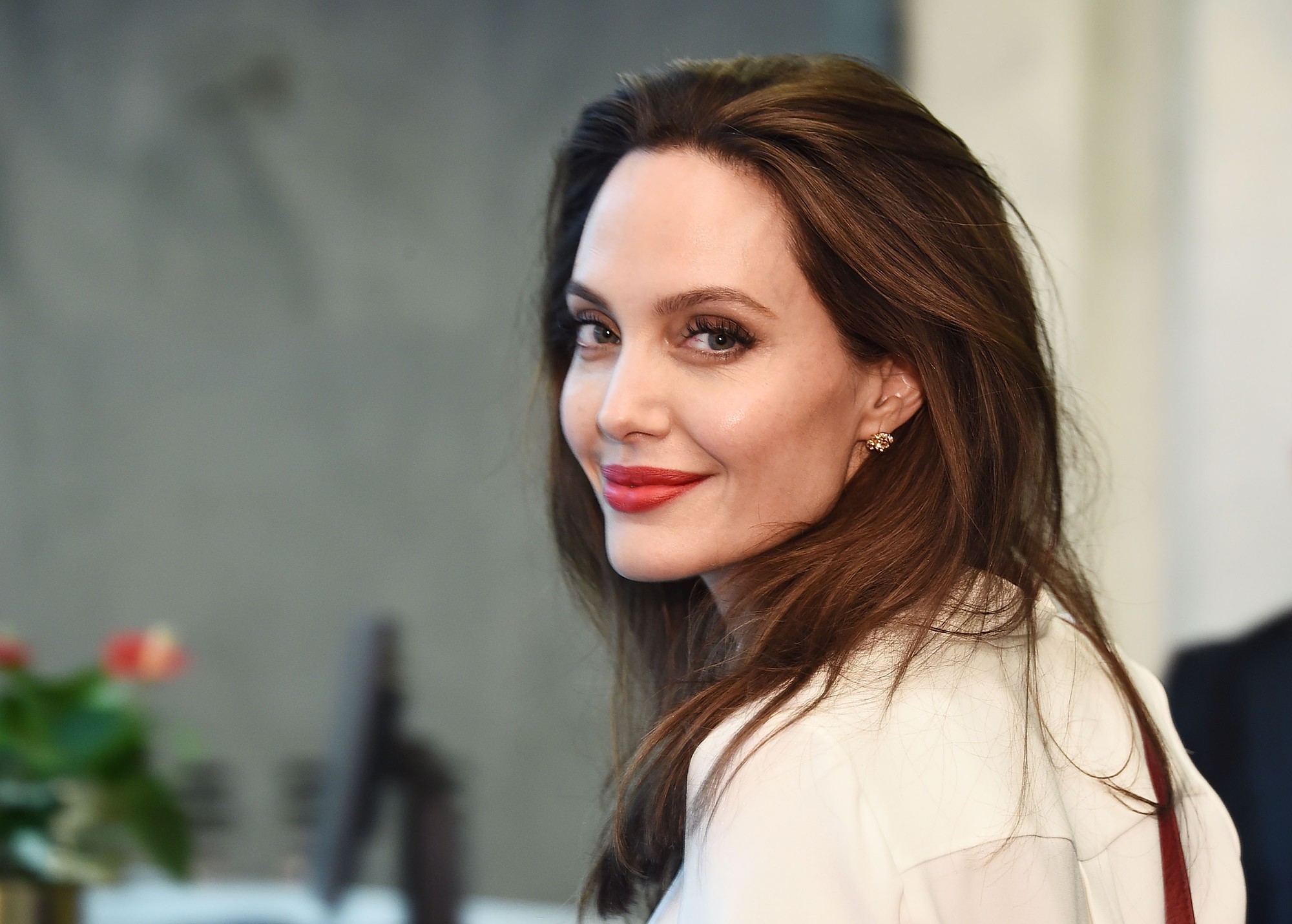 Sau hơn 2 năm chia tay Brad Pitt, con tim của Angelina Jolie đã vui trở lại nhờ sự xuất hiện của một người đàn ông kém tuổi? - Ảnh 2.