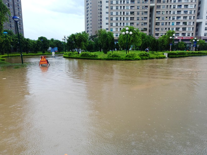 Sợ mưa ngập do ảnh hưởng bão số 3, nhiều chung cư, khu đô thị ở Hà Nội lo lắng   - Ảnh 1.