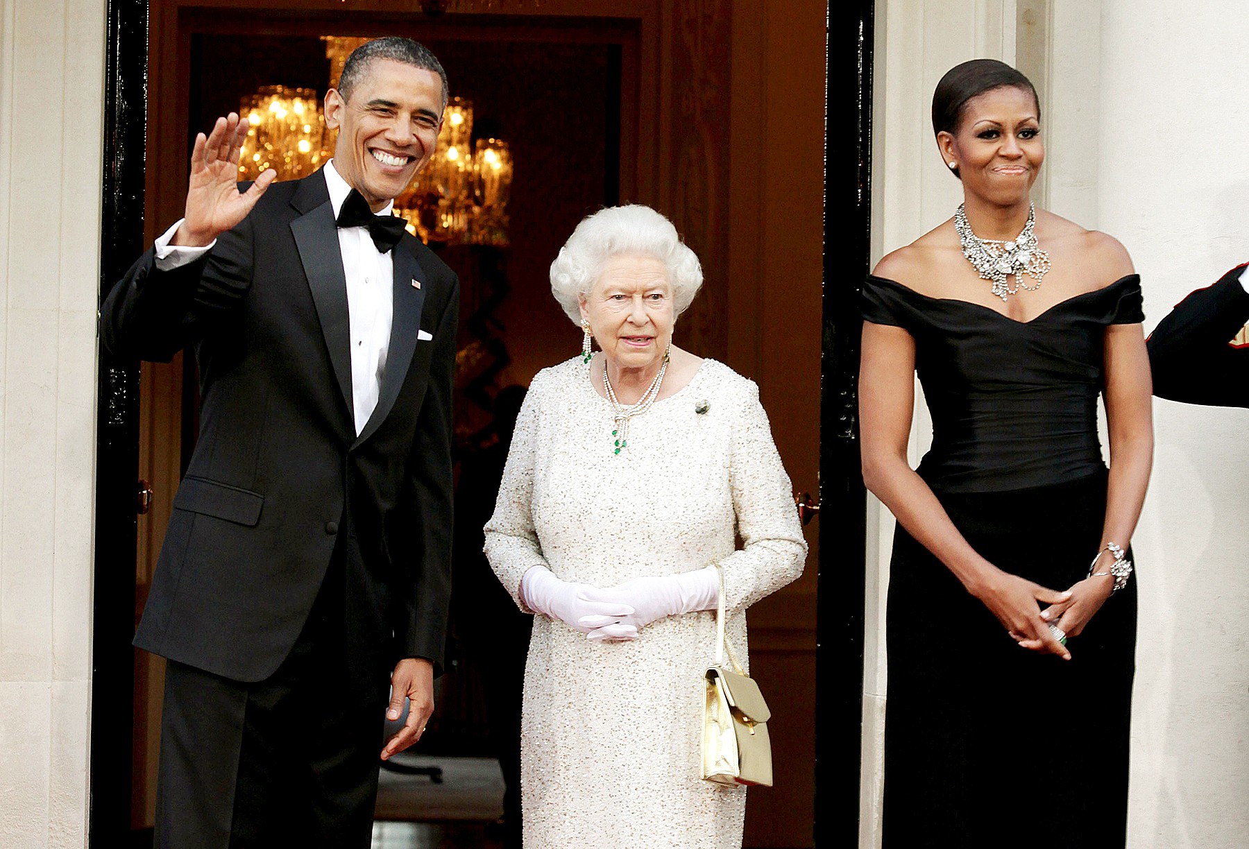 Đón tiếp Tổng thống Donald Trump, Nữ hoàng Anh đã chọn những món trang sức cài áo có ý nghĩa vô cùng đặc biệt - Ảnh 7.
