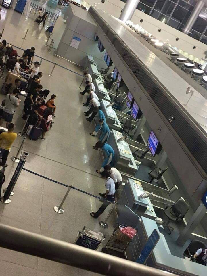 Hình ảnh nhân viên sân bay Tân Sơn Nhất cúi gập mình trước hành khách khiến cộng đồng mạng tò mò xen lẫn thích thú - Ảnh 1.