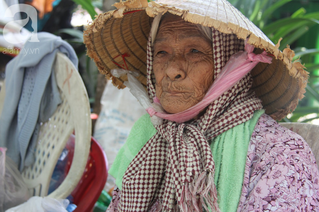 Không lấy chồng, người phụ nữ 62 tuổi nguyện sống cả đời, chạy xe ôm thuê để nuôi mẹ già và dì ruột bệnh tật - Ảnh 3.