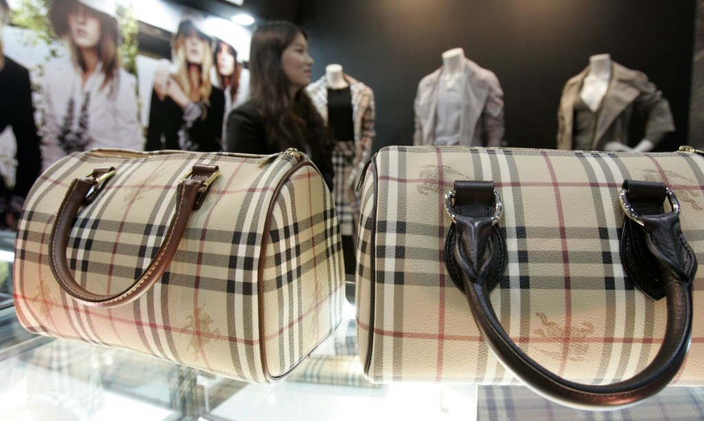 Burberry thiêu hủy 857 tỷ đồng hàng tồn, và điều này xảy ra hàng năm để ngăn hàng hoá không bị tuồn ra chợ xám - Ảnh 1.